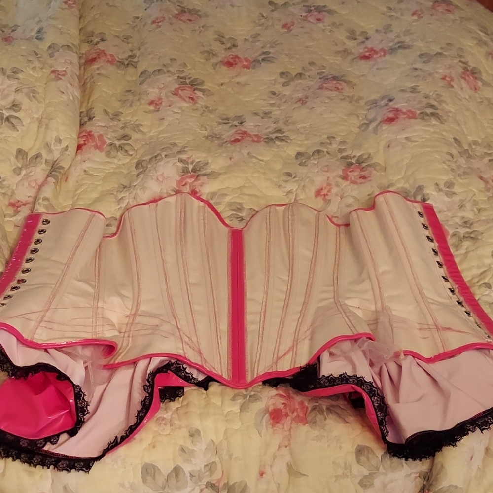 PVC CORSET AND CAPE FROM ARTIFICE - Picture 4 of 9